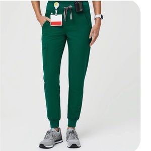 Figs Women’s petite medium Hunter green Zamora joggers.